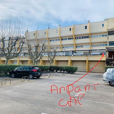 Nid Douillet Dans Les Coursives Du Village Naturiste Du Cap D Agde Exteriér fotografie