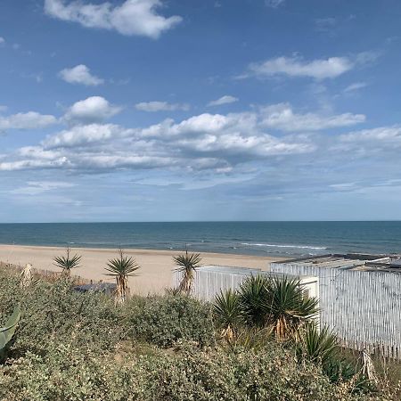 Nid Douillet Dans Les Coursives Du Village Naturiste Du Cap D Agde Exteriér fotografie