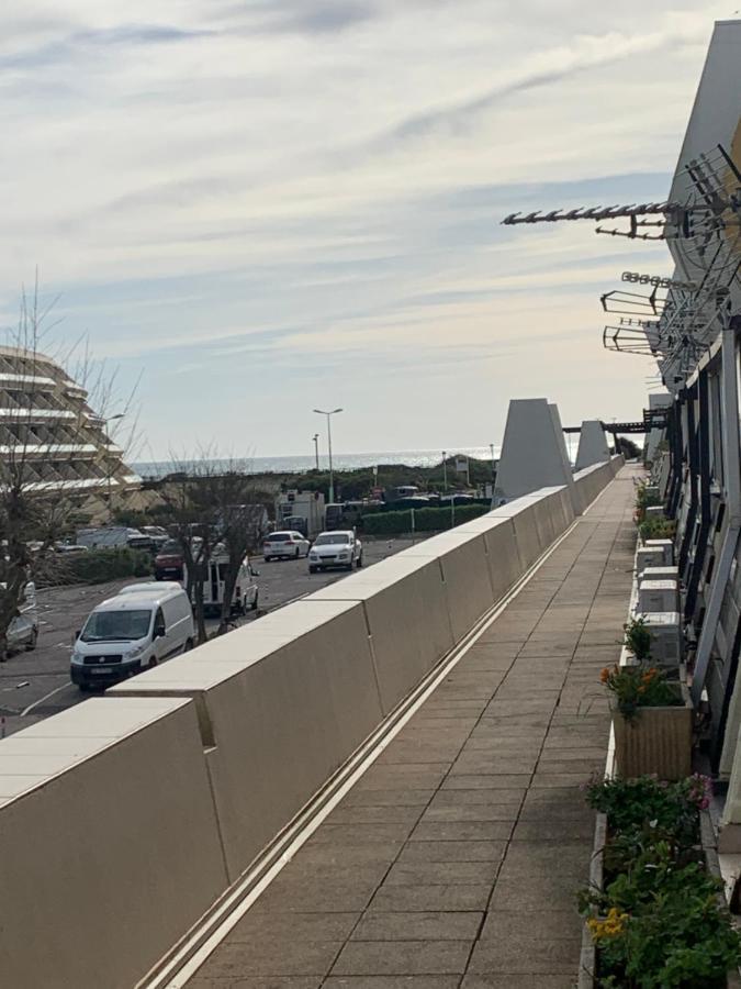 Nid Douillet Dans Les Coursives Du Village Naturiste Du Cap D Agde Exteriér fotografie
