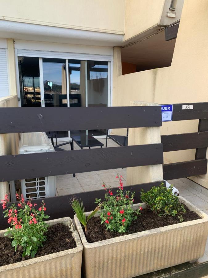 Nid Douillet Dans Les Coursives Du Village Naturiste Du Cap D Agde Exteriér fotografie